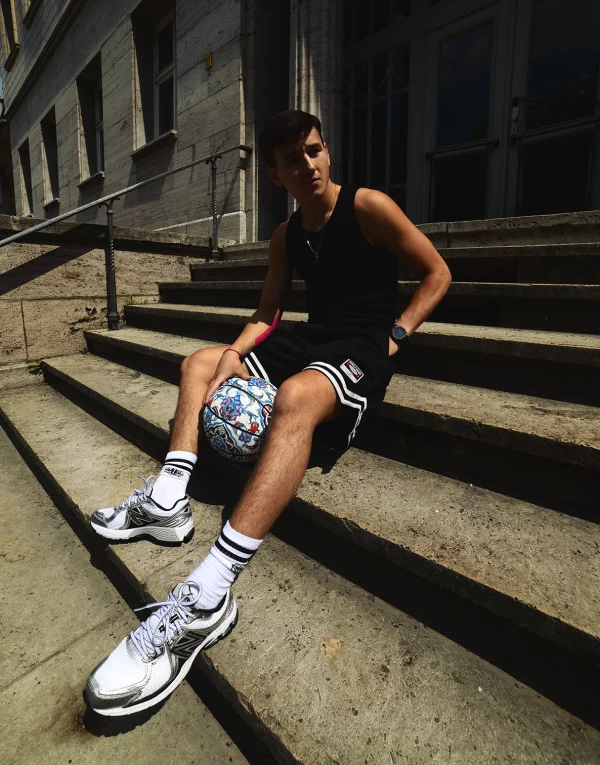 basketball-shorts-black-model-sitting