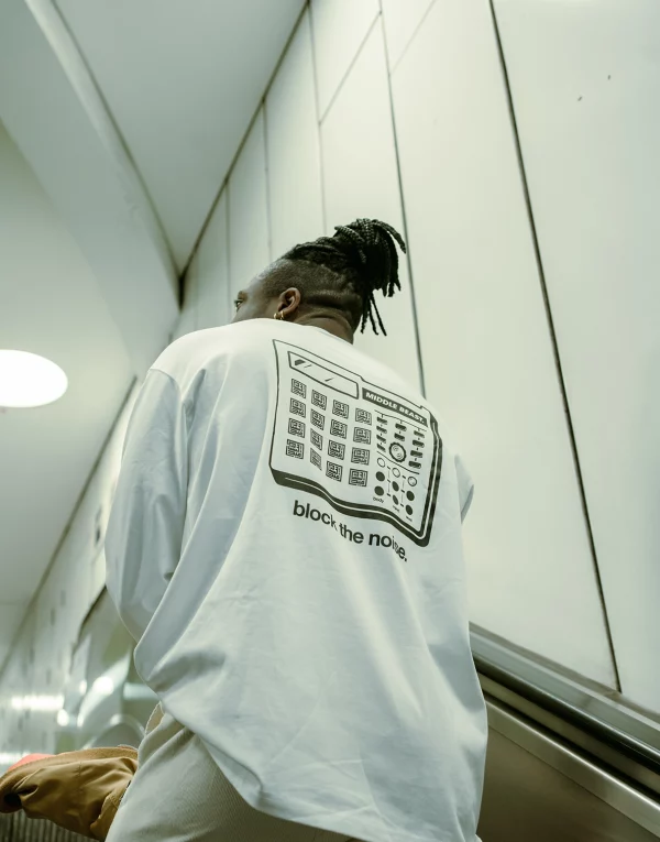 longsleeve-block-the-noise-white-back-model